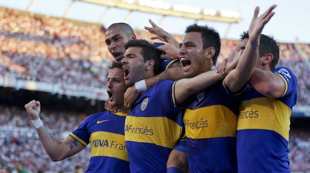 Gigliotti festeja el gol con el que Boca le ganó a River el 6/10/2013