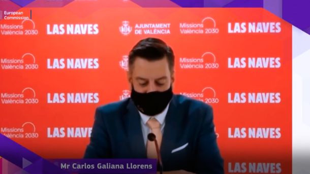 Insólito video: un concejal simuló que hablaba inglés con barbijo, pero era doblado por otra persona