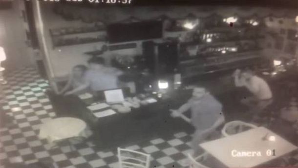 VIDEO: Un cliente estalló de furia y rompió lo que estaba a su alcance en un restaurante