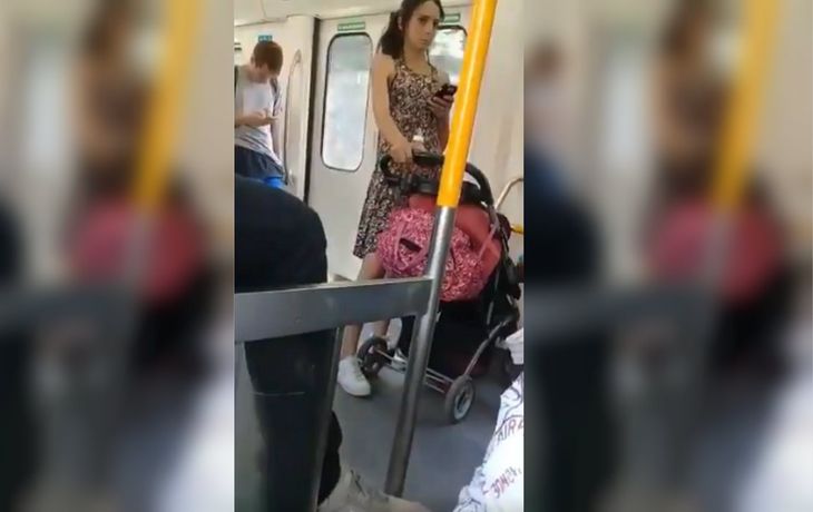 Quiso escrachar a una madre en el tren y le salió muy mal
