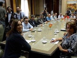 Vidal y los docentes en el inicio de la paritaria de 2016 Vidal y los docentes en el inicio de la paritaria de 2016