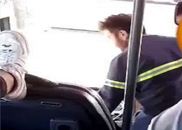 Chofer de micro escolar le dio el volante a un menor: le sacaron la licencia