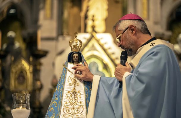 El nuevo manto de la Virgen de Luján con las tres estrellas de la Selección Argentina