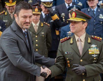Luis Petri saluda a su reemplazante en Defensa, Carlos Alberto Presti.