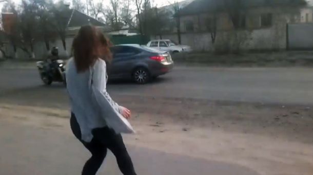 Una joven se puso a bailar en la calle y provocó un accidente