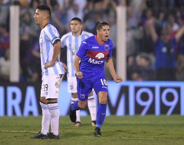 Cachete Morales celebra su gol frente a Atlético Tucumán