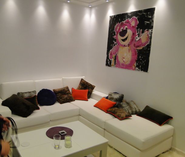 Tinelli tiene a sus hijas como decoradoras de su camarín