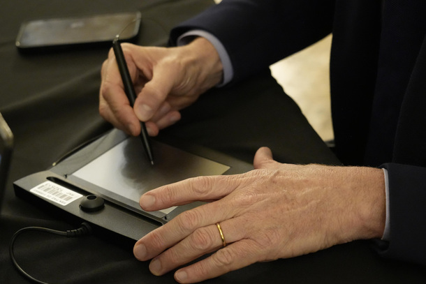 Javier Milei estrenó el nuevo documento que incluye grabado láser y chip. En la foto, la firma de Manuel Adorni. Javier Milei estrenó el nuevo documento que incluye grabado láser y chip. En la foto, la firma de Manuel Adorni.