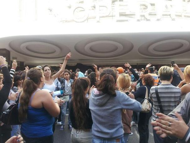Fanáticas de la novela Dulce Amor cortaron la calle Corrientes