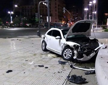 Uno de los autos terminó chocando contra una fuente