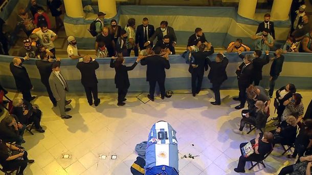 Una mujer le gritó asesino a Morla y la familia de Maradona aplaudió