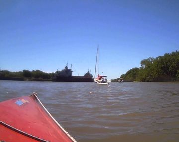 Sacaba fotos desde un kayak en el río y murió aplastado por dos barcos