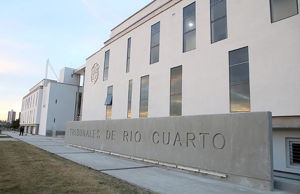 Condenan a padre que no pagó manutención a su hija: no podrá ir a la cancha