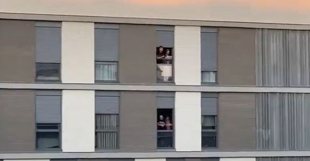 VIDEO: Los españoles juegan bingo por las ventanas durante la cuarentena