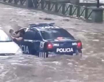 Dramático temporal: un policía a bordo de un patrullero flotando rescata a un nene en Mendoza