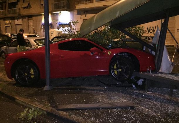 Un jugador de la selección uruguaya chocó su Ferrari en Italia: estaba borracho