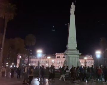 La emotiva ronda en Plaza de Mayo en homenaje a Nora Cortiñas