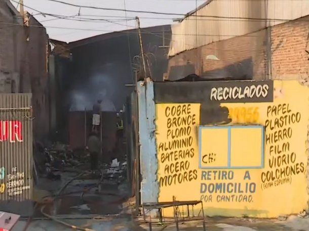 Video: se incendiaron dos depósitos en Lomas de Zamora