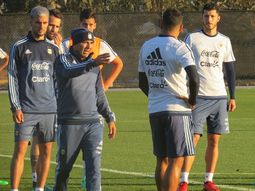 Sampaoli, por primera vez al frente de una práctica de la Selección (@Argentina) Sampaoli, por primera vez al frente de una práctica de la Selección (@Argentina)