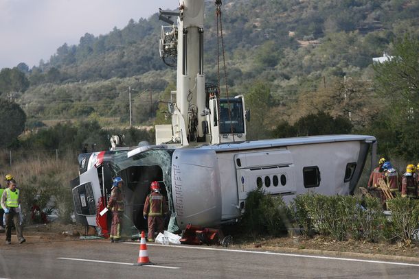 Al menos 14 estudiantes murieron al chocar un micro en Tarragona