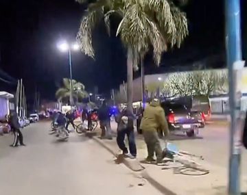 Cierre de campaña de LLA con incidentes: apedrearon el auto de Milei en Moreno