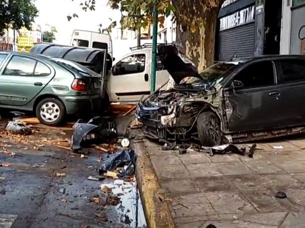 Impresionante accidente en Chacarita: un auto chocó contra un árbol y vehículos estacionados