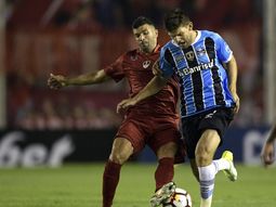 Emmanuel Gigliotti pelea con Walter Kannemann