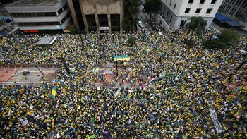 multitudinaria protesta en brasil contra dilma multitudinaria protesta en brasil contra dilma