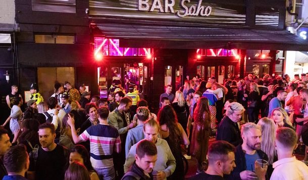 Reino Unido: los pubs de Londres estallaron tras la pandemia