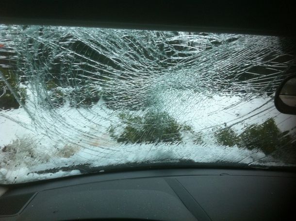 Un puente que le tira bolas de nieve a los autos que lo atraviesan