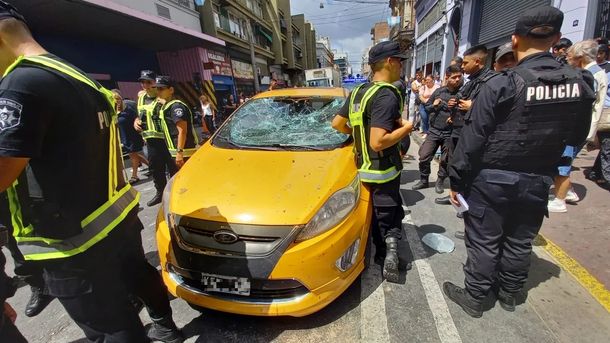 Embistió con el auto a gente que pedía justicia: casi lo linchan