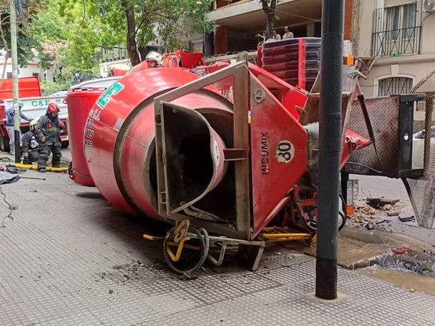 Un camión con cemento volcó en Villa Urquiza y el conductor quedó atrapado