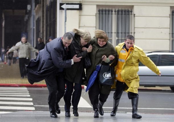 Bomberos ayudaron a cruzar a la gente