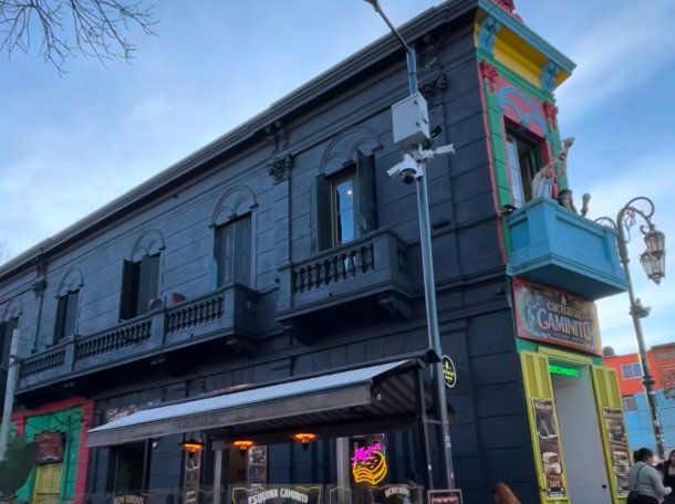 Críticas y desconcierto: Caminito amaneció pintado de negro y desató polémica en redes