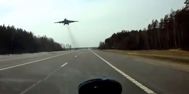 Dos aviones caza asustan a conductores de una autopista