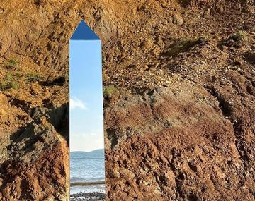 ¿Otra vez el misterio? Apareció un nuevo monolito en una isla de Inglaterra