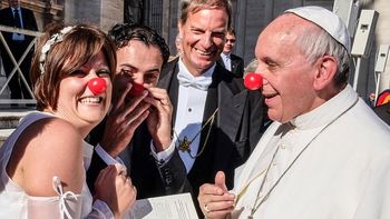 otro gesto del papa francisco: se puso una nariz de payaso otro gesto del papa francisco: se puso una nariz de payaso