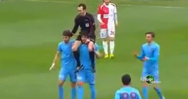 Insólito: un jugador llevó en andas a un árbitro para pedirle perdón