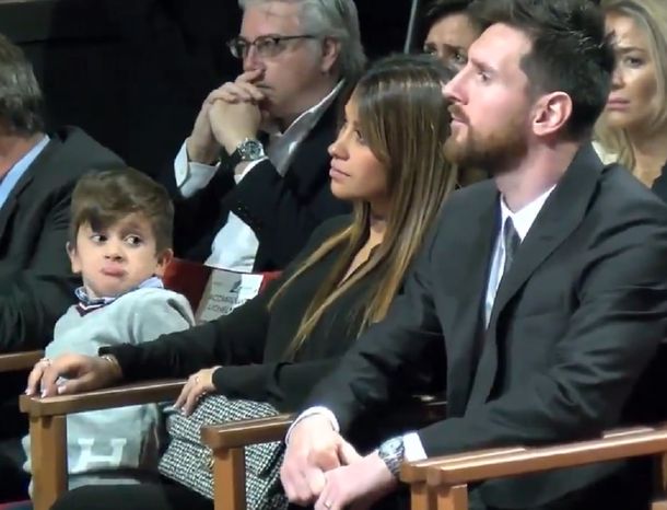 Thiago Messi, el pequeño diablito suelto en una entrega de premios