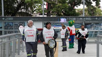 Con una batucada, metrodelegados protestaron por las paritarias Con una batucada, metrodelegados protestaron por las paritarias