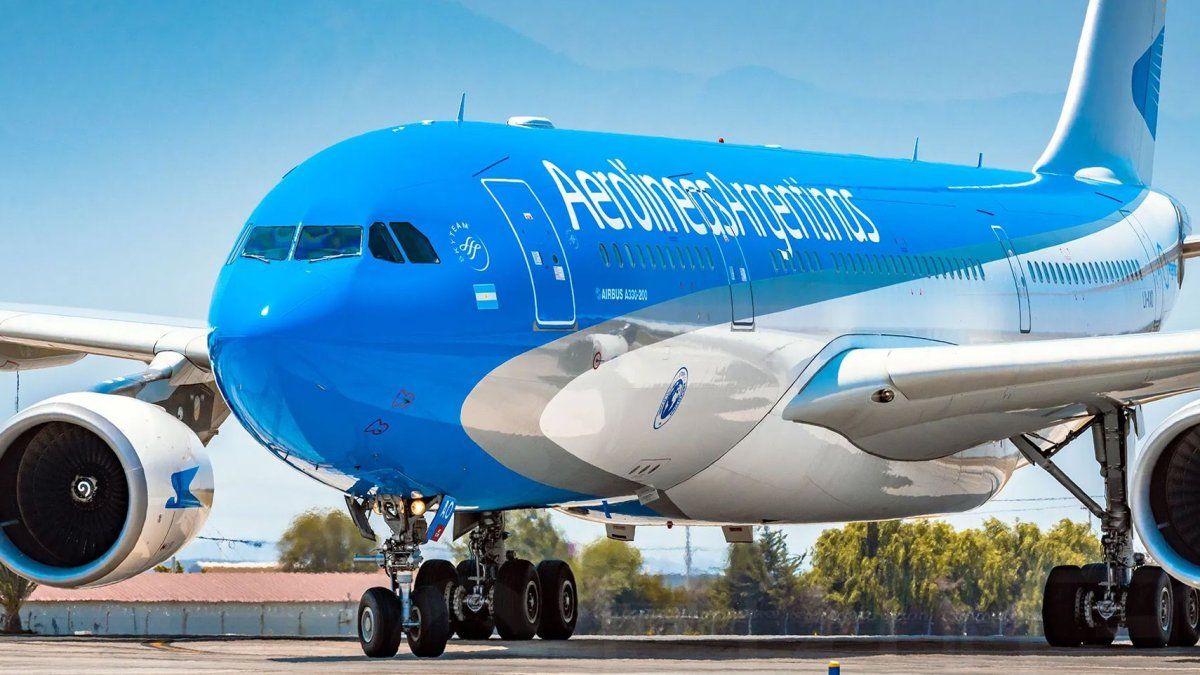 La Administración Pública ya no está obligada a contratar a Aerolíneas Argentinas para sus viajes