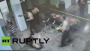 ningun policia puede con este preso enfurecido en una carcel de ee.uu. ningun policia puede con este preso enfurecido en una carcel de ee.uu.