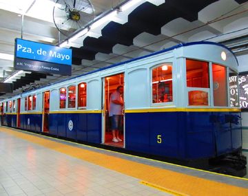 Los coches de La Brugeoise estacionados en Plaza de Mayo