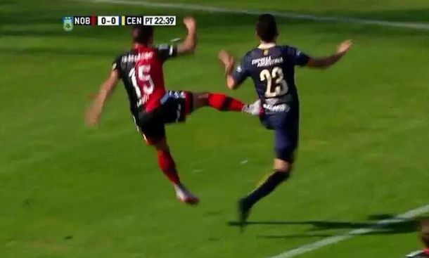 La impresionante patada en el clásico rosarino que para Pitana no fue ni foul