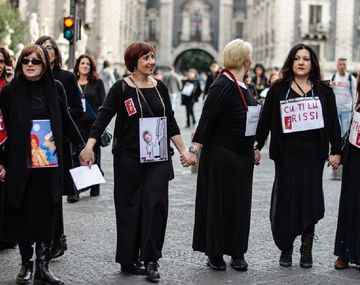 Las mujeres se tomaron de la mano y marcharon