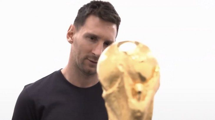 El inédito video de Lionel Messi admirando la Copa del Mundo que es viral