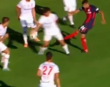 Reclamaron mano de Araujo en San Lorenzo vs Huracán