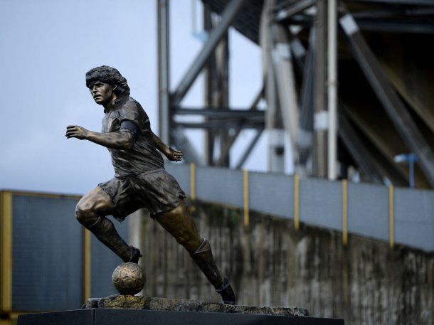 La estatua de Diego Maradona de Nápoles podría desembarcar en La Bombonera