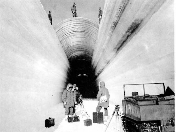 Construcción de zanjas en el hielo en Camp Century. (Foto: U.S. Army Corps of Engineers - Wikipedia) Construcción de zanjas en el hielo en Camp Century. (Foto: U.S. Army Corps of Engineers - Wikipedia)