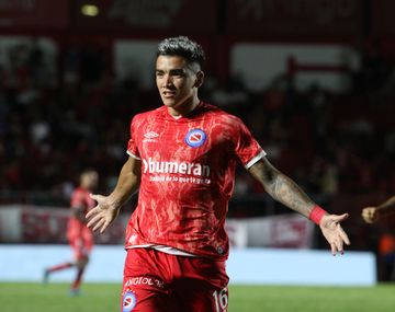 Rodrigo Cabral festeja su gol en el partido que están jugando Argentinos Juniors y Racing Club.&nbsp;